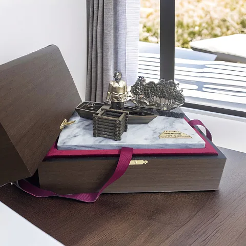 Бронзовый сувенир «Первый нефтяной промысел» с коробкой — необычный подарок
