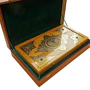 На память: Нарды «Малахит» из карельской берёзы с позолоченной гравюрой — фотография 3