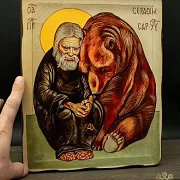 Икона деревянная "Серафим Саровский с медведем" — необычный подарок — фотография 1