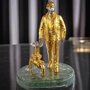 Подарочная бронзовая статуэтка «Работник ЖКХ» на змеевике — фотография 1