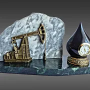 Настольные часы «Нефтяная качалка» из бронзы и змеевика — оригинальный подарок — фотография 4